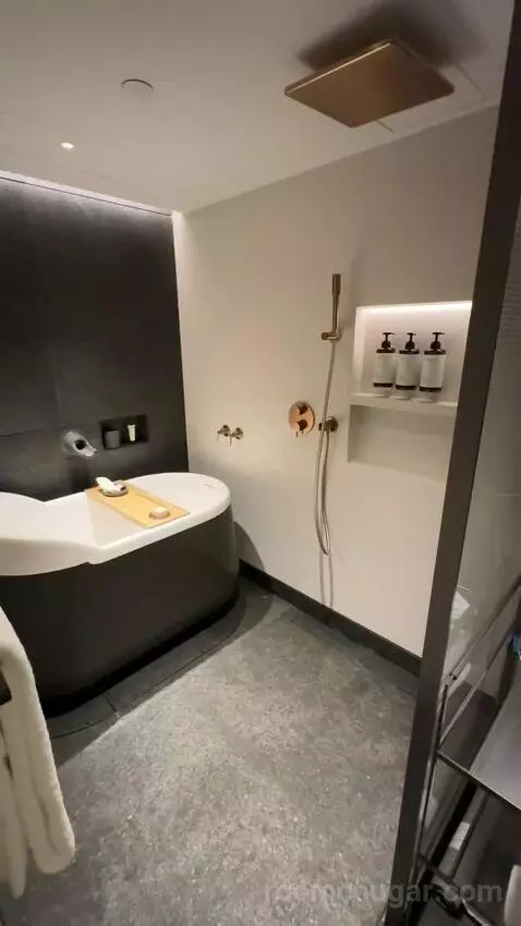 1 King Corner Suite with Sea View - Regent Club Access bathroom picture #2