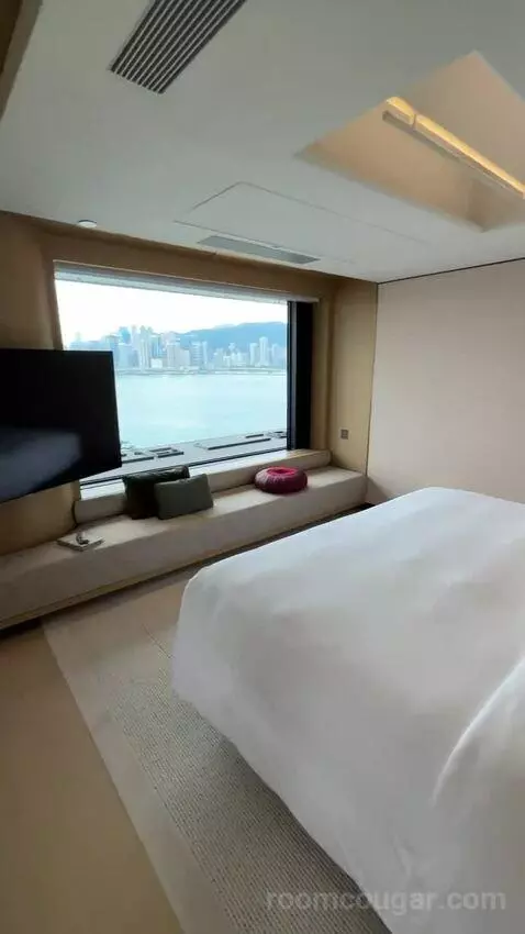 1 King Corner Suite with Sea View - Regent Club Access bed picture #10