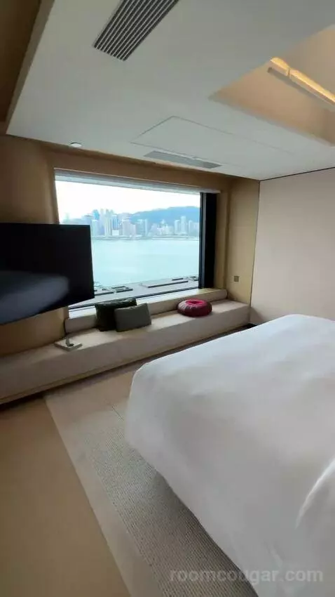 1 King Corner Suite with Sea View - Regent Club Access bed picture #11