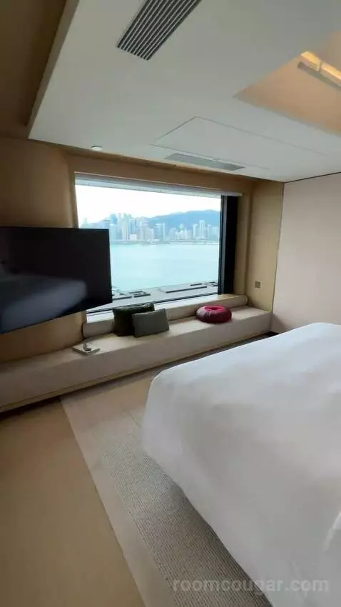 1 King Corner Suite with Sea View - Regent Club Access bed picture #12