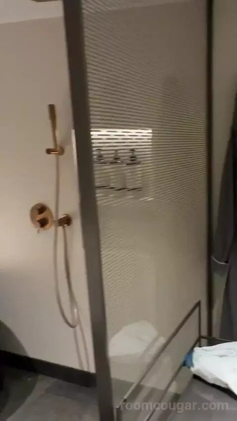 1 King Corner Suite with Sea View - Regent Club Access bathroom picture #5