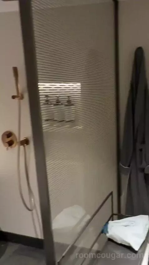 1 King Corner Suite with Sea View - Regent Club Access bathroom picture #6