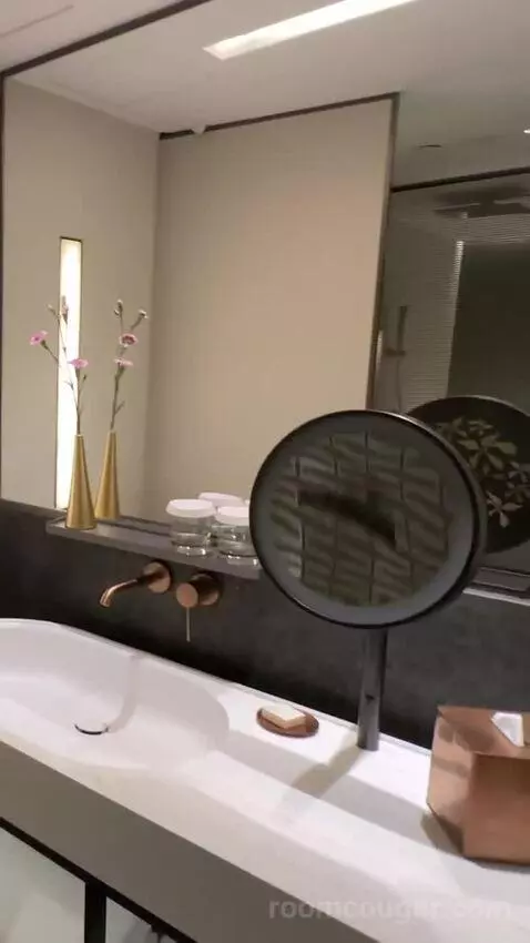 1 King Corner Suite with Sea View - Regent Club Access bathroom picture #7