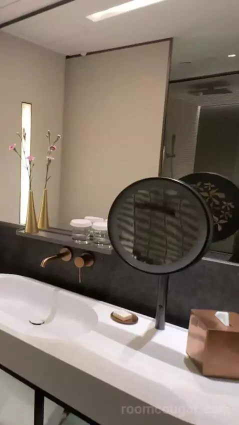 1 King Corner Suite with Sea View - Regent Club Access bathroom picture #8