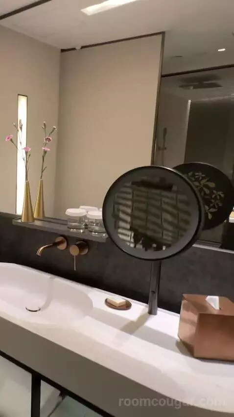 1 King Corner Suite with Sea View - Regent Club Access bathroom picture #9