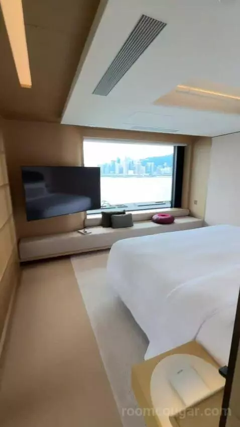 1 King Corner Suite with Sea View - Regent Club Access bed picture #1