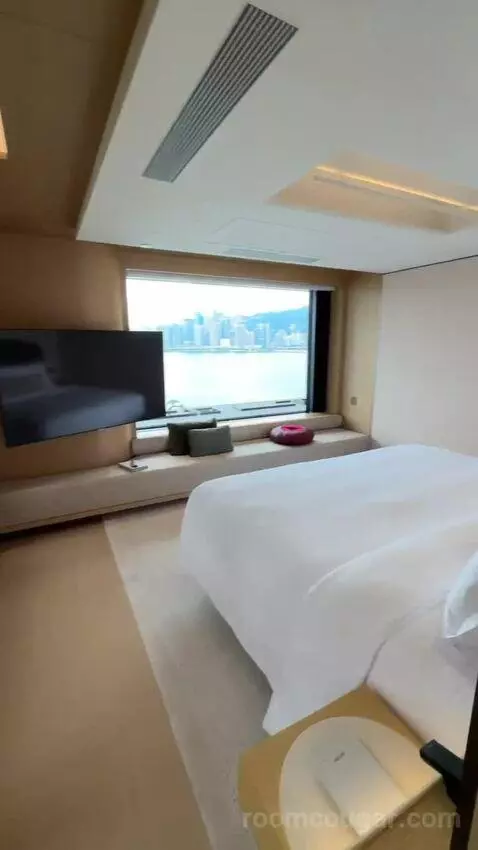 1 King Corner Suite with Sea View - Regent Club Access bed picture #2
