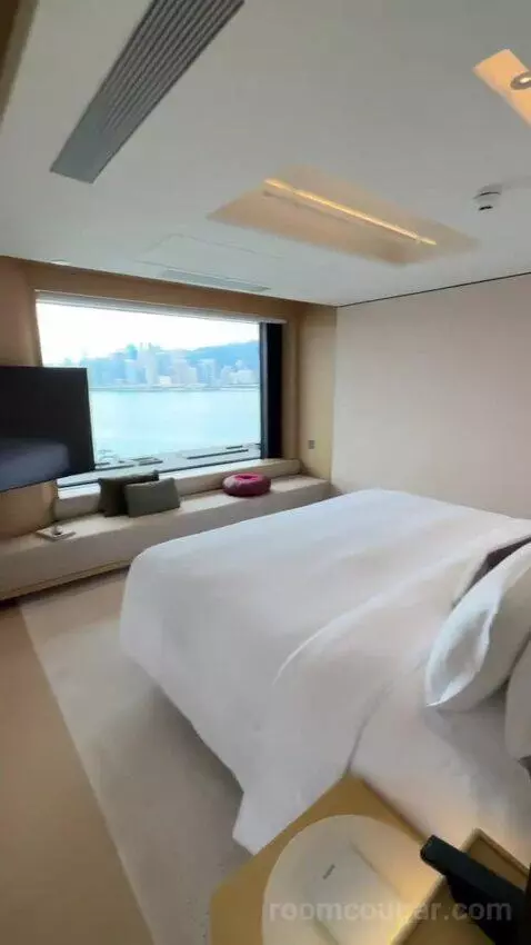 1 King Corner Suite with Sea View - Regent Club Access bed picture #4