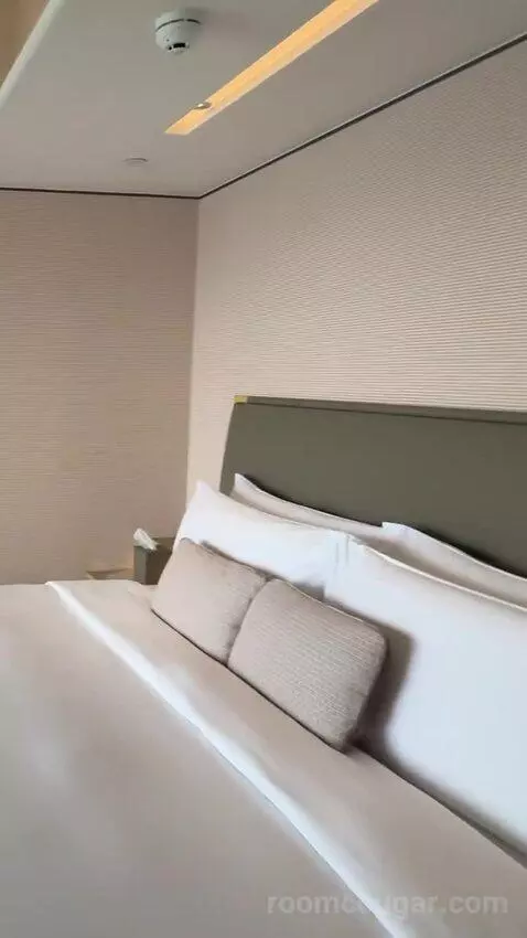1 King Corner Suite with Sea View - Regent Club Access bed picture #5