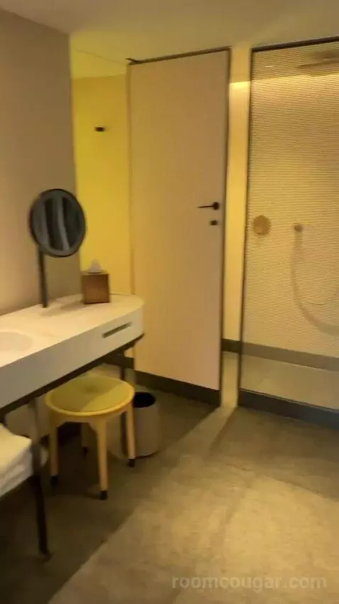 1 Super King Studio Suite Kowloon View bathroom picture #2