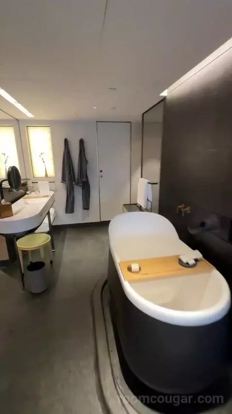 1 King Classic Harbour View Daybed bathroom picture #10