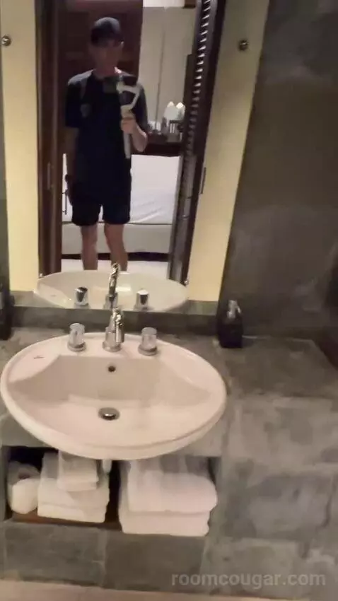 Deluxe King Room bathroom picture #4