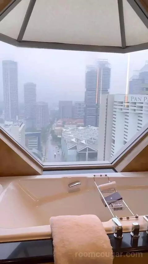 Club Deluxe Suite with a King Bed and Marina Bay View view picture #1