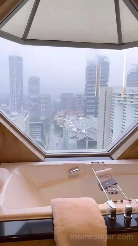 Club Deluxe Suite with a King Bed and Marina Bay View view picture #2