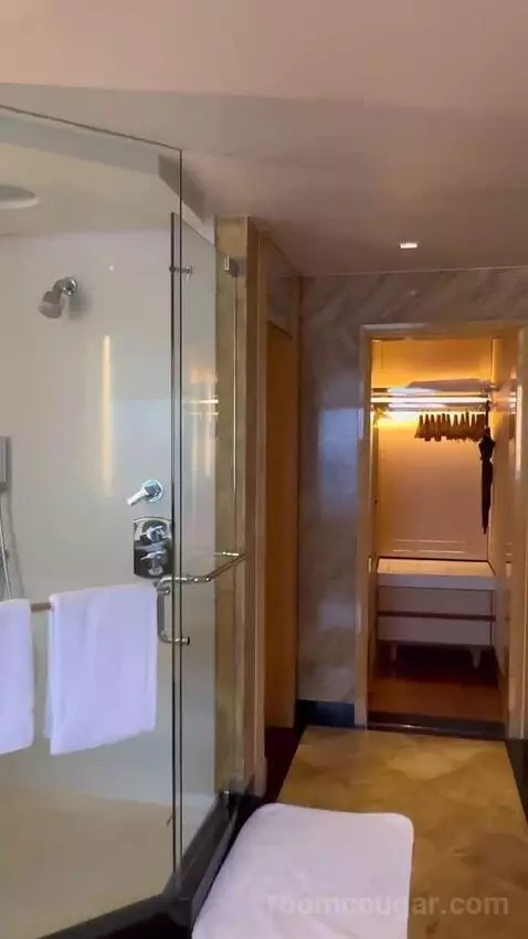Club Deluxe Suite with a King Bed and Marina Bay View bathroom picture #1