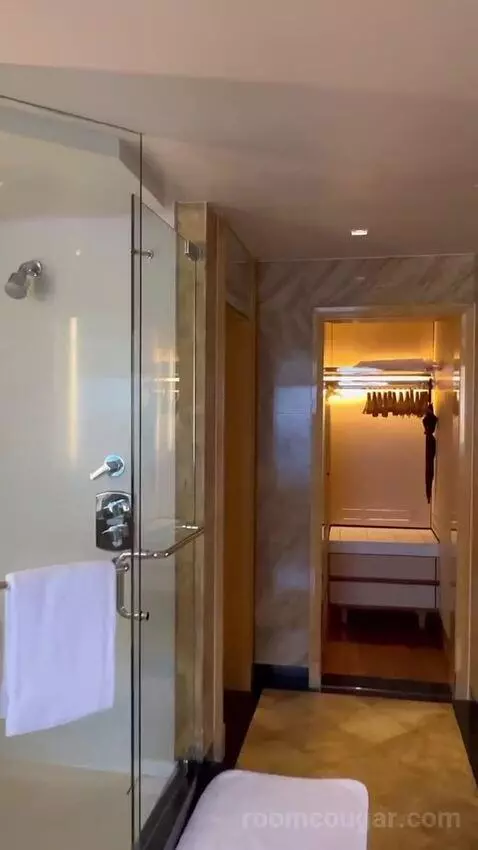 Club Deluxe Suite with a King Bed and Marina Bay View bathroom picture #3