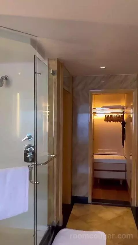 Club Deluxe Suite with a King Bed and Marina Bay View bathroom picture #4