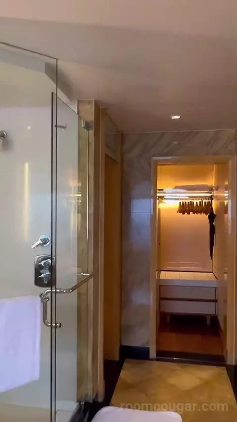 Club Deluxe Suite with a King Bed and Marina Bay View bathroom picture #5