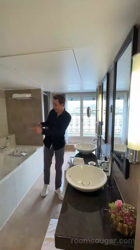 Lakefront Suite, 1 Bedroom Suite, 1 King, Sofa Bed, Lakefront, Balcony bathroom picture #1