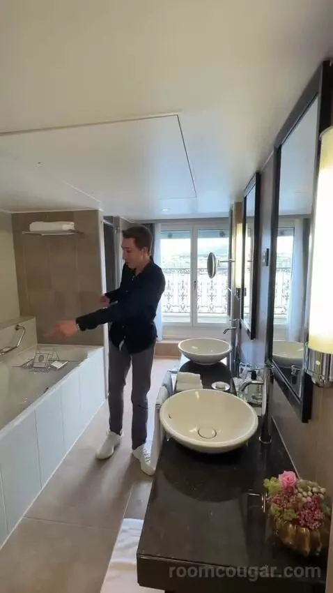 Lakefront Suite, 1 Bedroom Suite, 1 King, Sofa Bed, Lakefront, Balcony bathroom picture #2