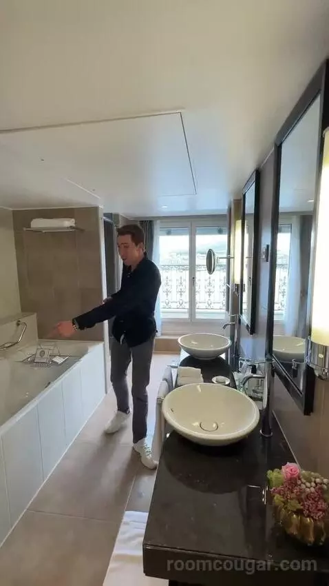 Lakefront Suite, 1 Bedroom Suite, 1 King, Sofa Bed, Lakefront, Balcony bathroom picture #3