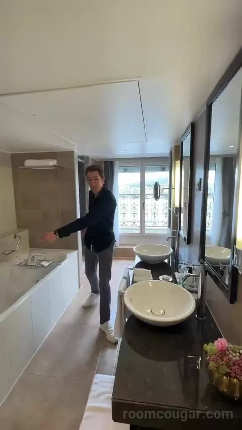 Lakefront Suite, 1 Bedroom Suite, 1 King, Sofa Bed, Lakefront, Balcony bathroom picture #4