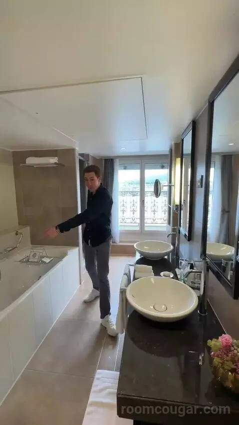 Lakefront Suite, 1 Bedroom Suite, 1 King, Sofa Bed, Lakefront, Balcony bathroom picture #5