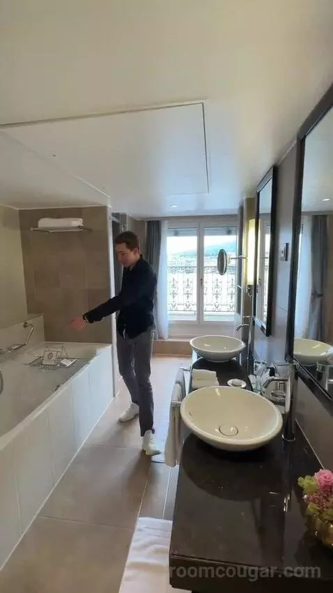 Lakefront Suite, 1 Bedroom Suite, 1 King, Sofa Bed, Lakefront, Balcony bathroom picture #6