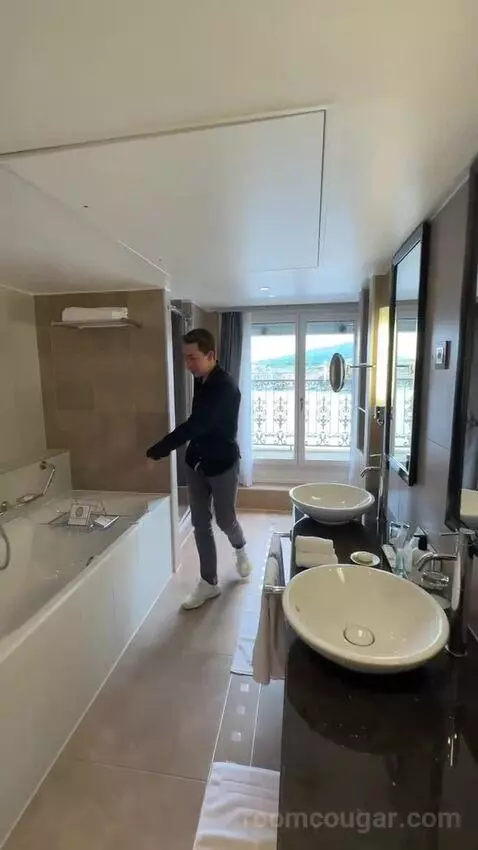 Lakefront Suite, 1 Bedroom Suite, 1 King, Sofa Bed, Lakefront, Balcony bathroom picture #9