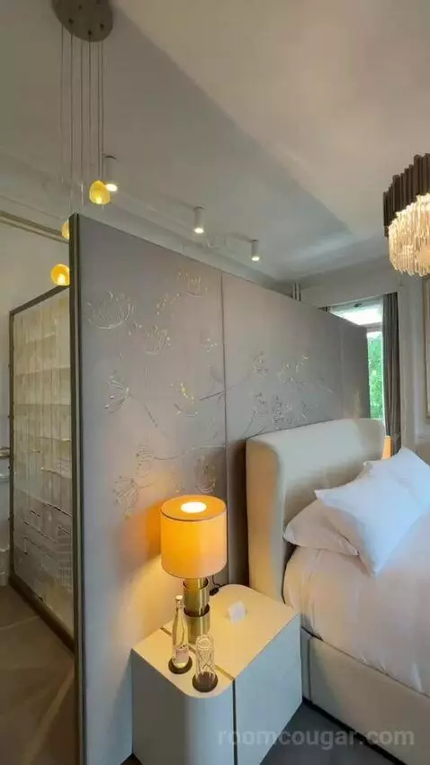 Grace Kelly Suite bed picture #2