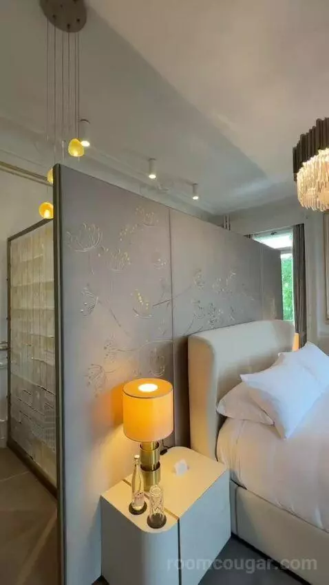 Grace Kelly Suite bed picture #3