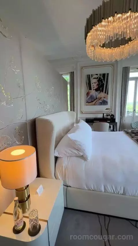 Grace Kelly Suite bed picture #9