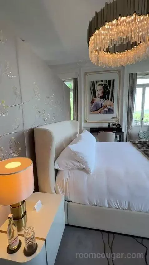Grace Kelly Suite bed picture #10