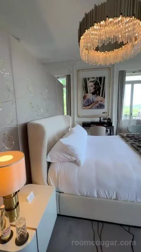 Grace Kelly Suite bed picture #11