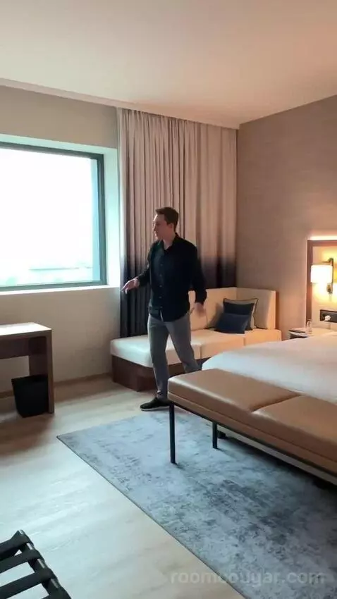 Corner Suite, M Club Level, Suite, 1 King, Corner Room bed picture #1