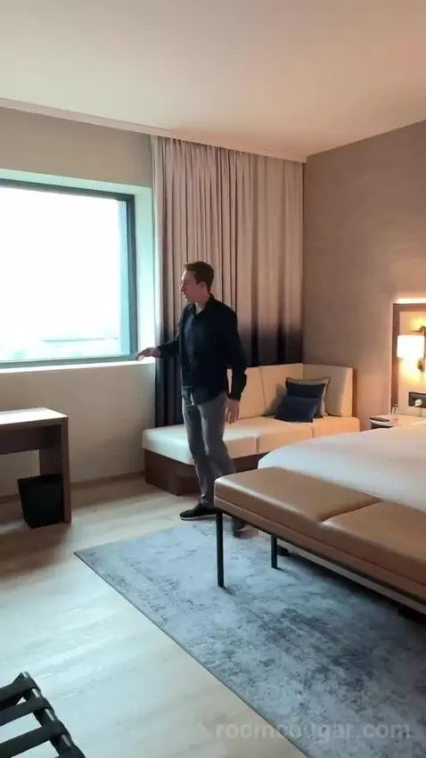 Corner Suite, M Club Level, Suite, 1 King, Corner Room bed picture #2