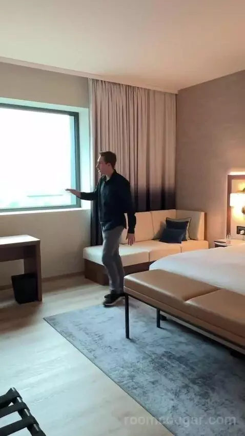 Corner Suite, M Club Level, Suite, 1 King, Corner Room bed picture #3