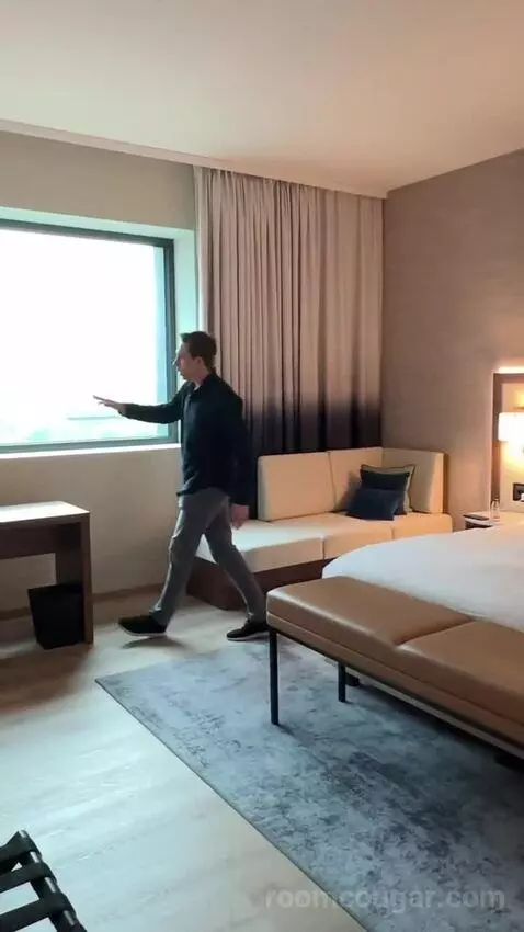 Corner Suite, M Club Level, Suite, 1 King, Corner Room bed picture #5