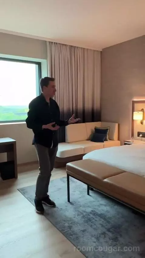 Corner Suite, M Club Level, Suite, 1 King, Corner Room bed picture #7