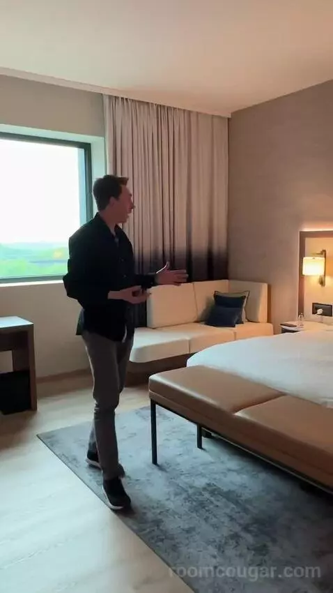 Corner Suite, M Club Level, Suite, 1 King, Corner Room bed picture #8