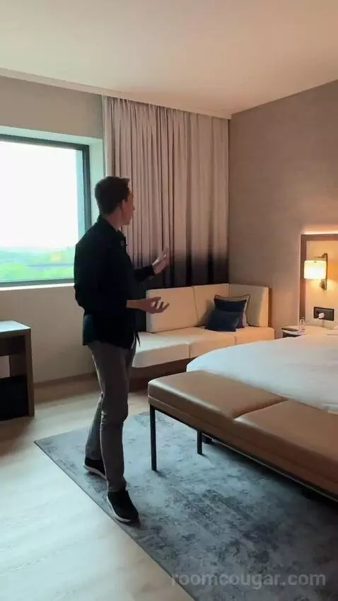 Corner Suite, M Club Level, Suite, 1 King, Corner Room bed picture #9