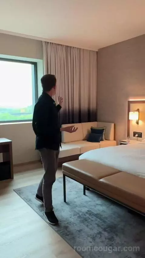 Corner Suite, M Club Level, Suite, 1 King, Corner Room bed picture #10