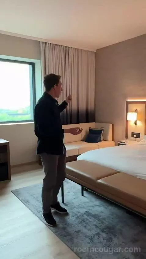 Corner Suite, M Club Level, Suite, 1 King, Corner Room bed picture #12