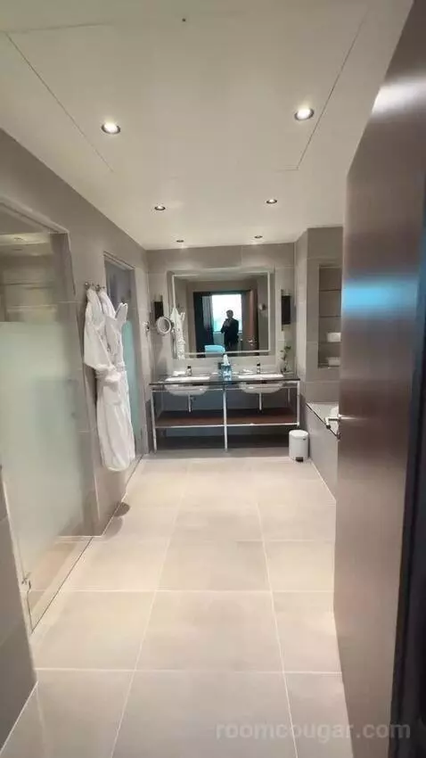 Corner Suite, M Club Level, Suite, 1 King, Corner Room bathroom picture #1