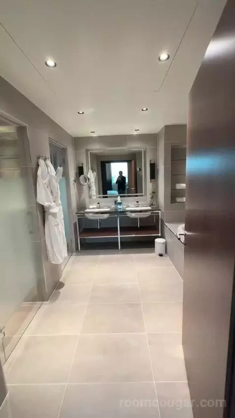 Corner Suite, M Club Level, Suite, 1 King, Corner Room bathroom picture #2