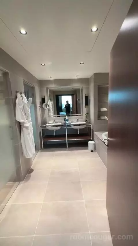Corner Suite, M Club Level, Suite, 1 King, Corner Room bathroom picture #3