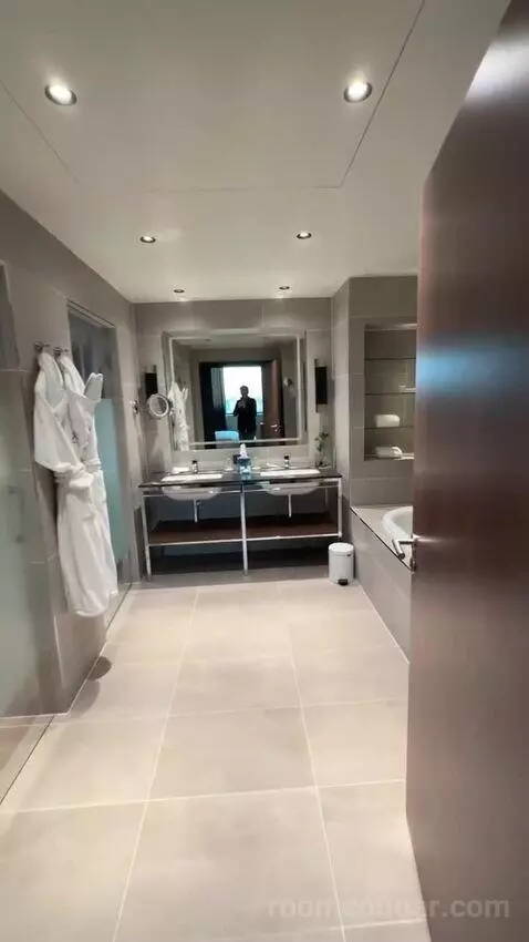 Corner Suite, M Club Level, Suite, 1 King, Corner Room bathroom picture #4