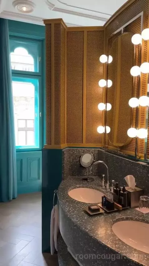 Cool Corner Suite King with City View bathroom picture #1