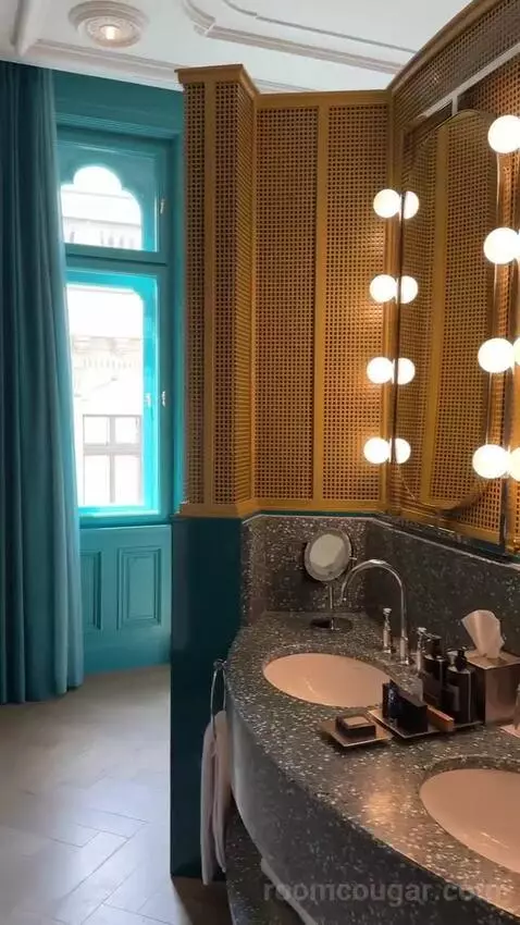 Cool Corner Suite King with City View bathroom picture #2