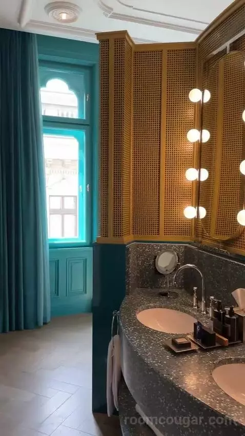 Cool Corner Suite King with City View bathroom picture #3